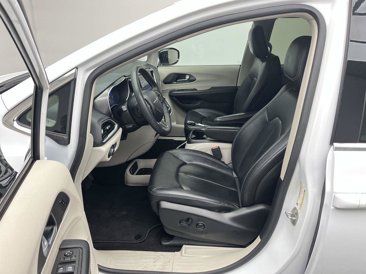 Used 2024 Chrysler Pacifica Touring-L FWD image 3