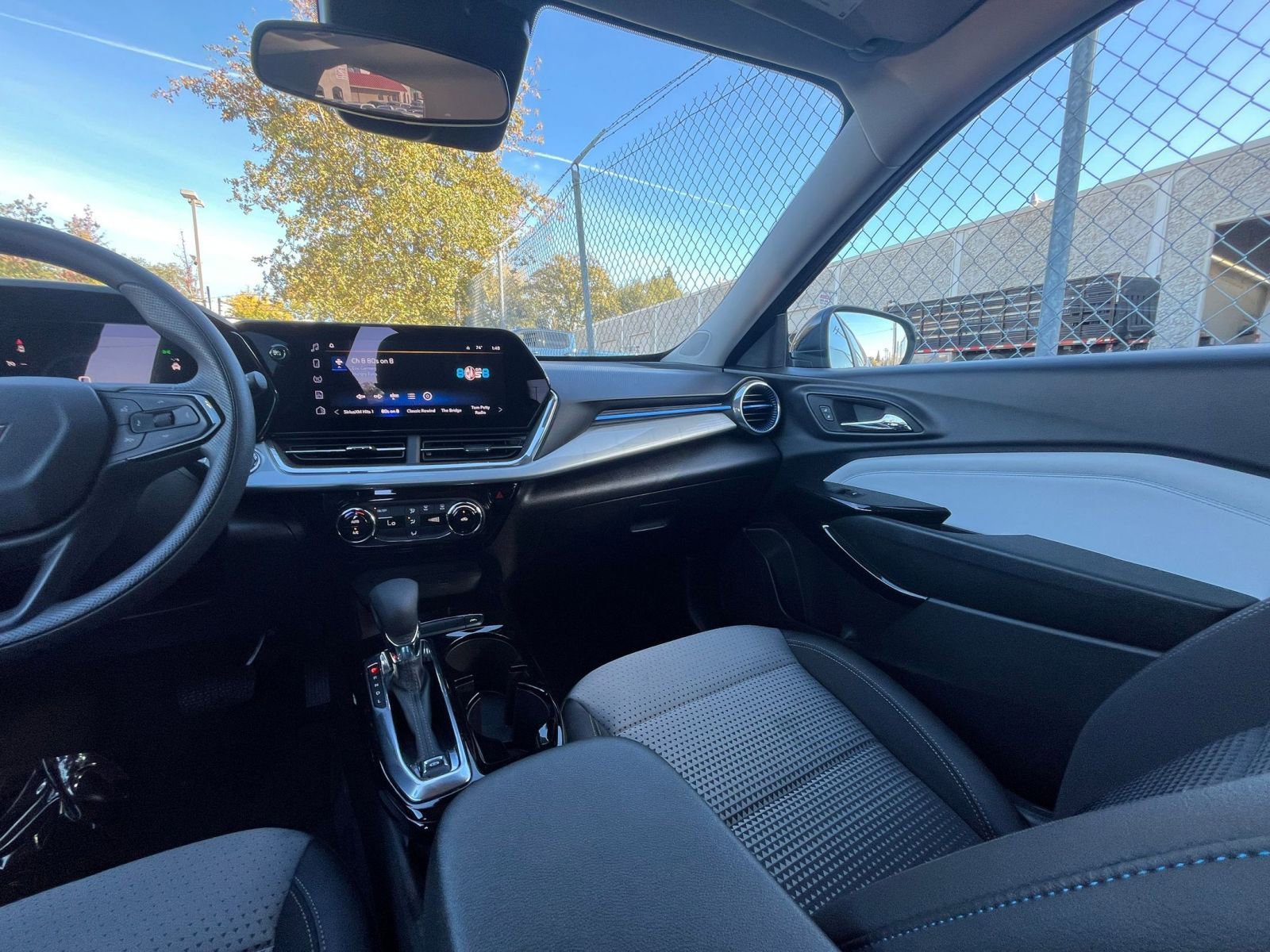 Used 2025 Chevrolet Trax LT image 33