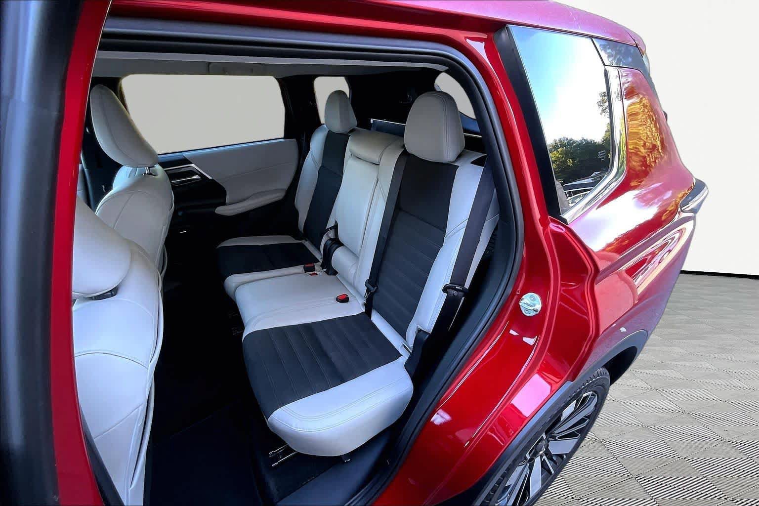 Used 2025 Mitsubishi Outlander SE FWD image 21