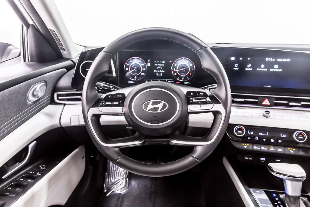 Used 2025 Hyundai Elantra Limited FWD image 21