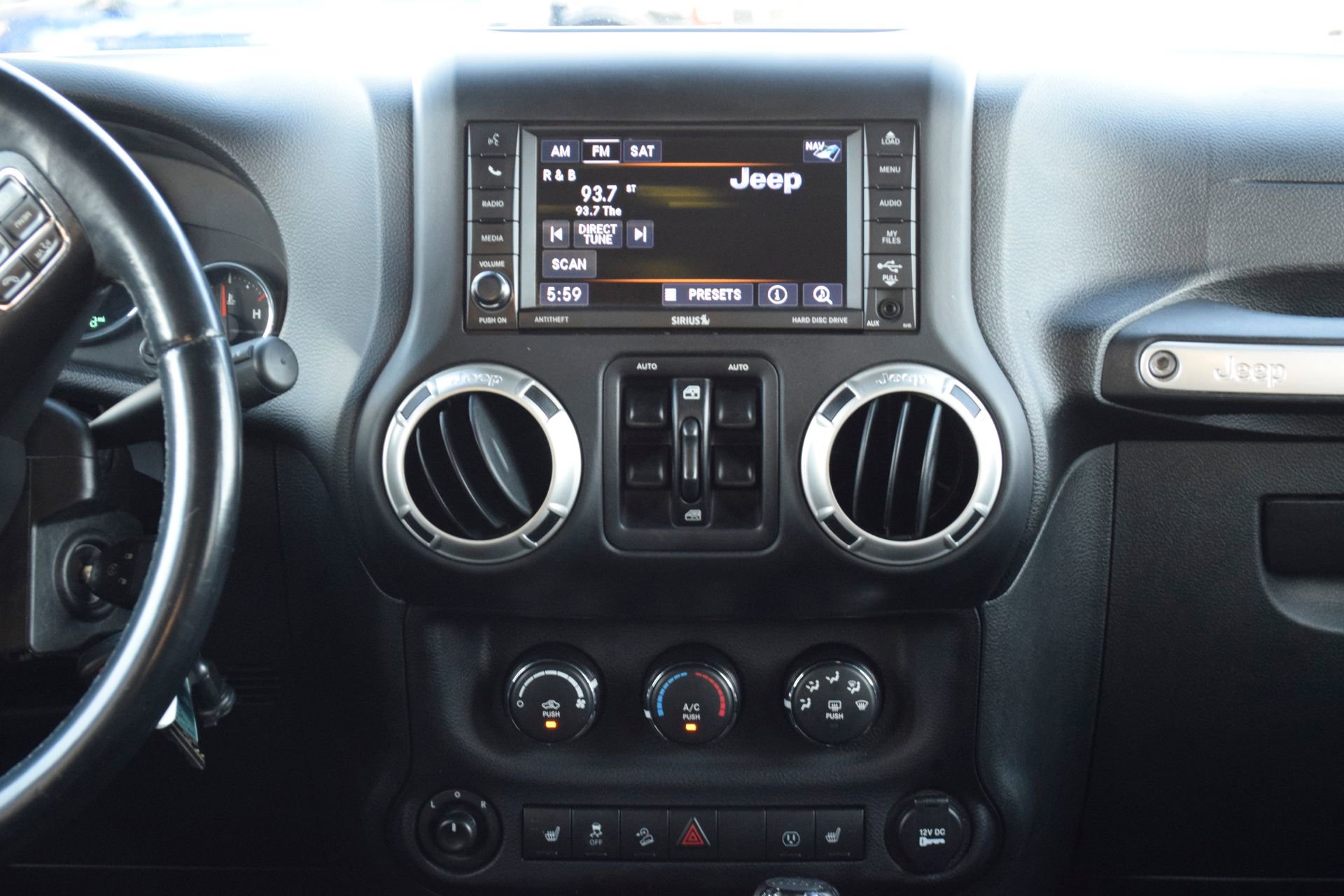 Used 2018 Jeep Wrangler Unlimited Rubicon w/ Connectivity Group image 11