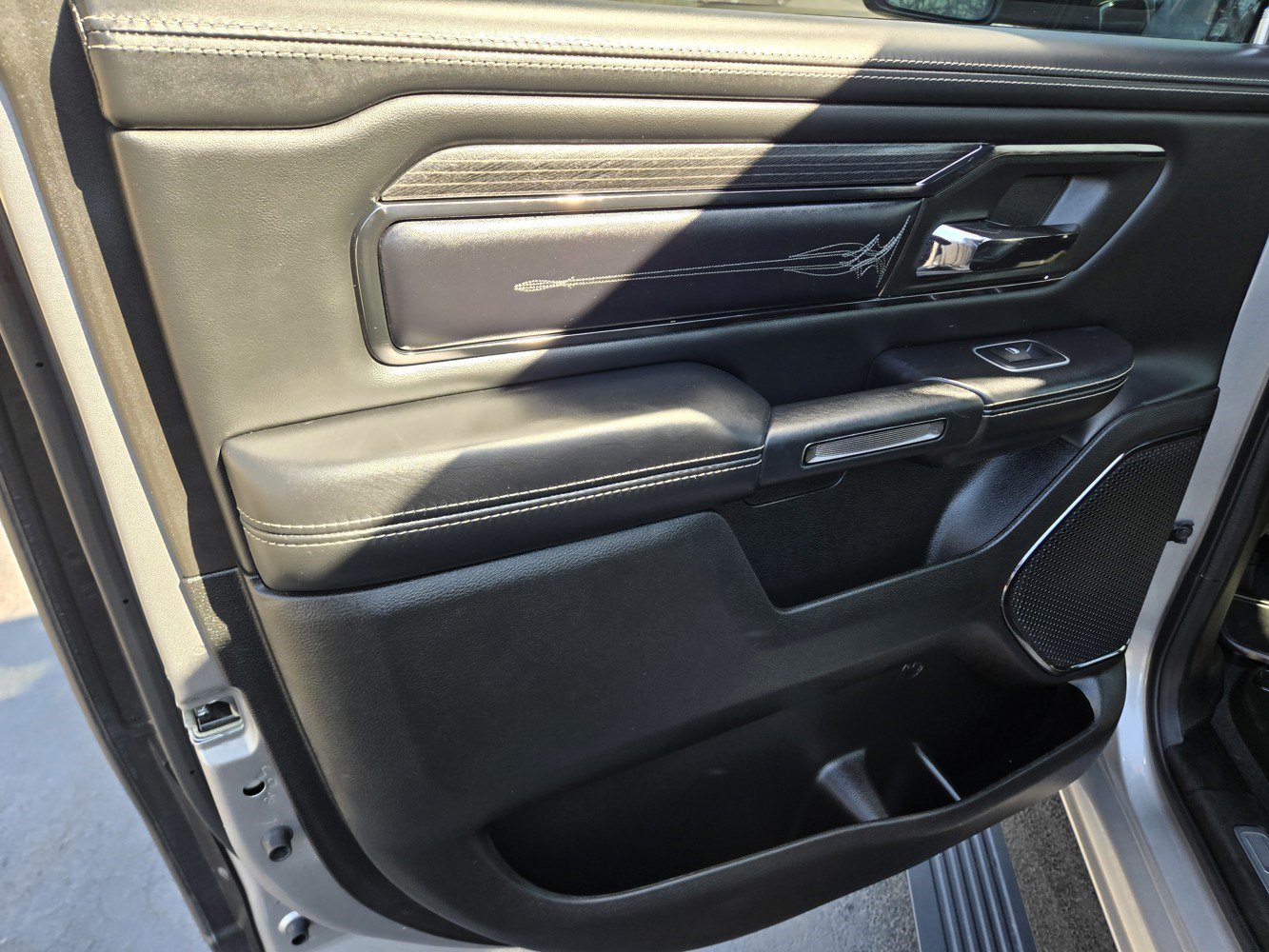 Used 2022 RAM 1500 Limited w/ Body-Colour Bumper Group AWD/4WD image 40