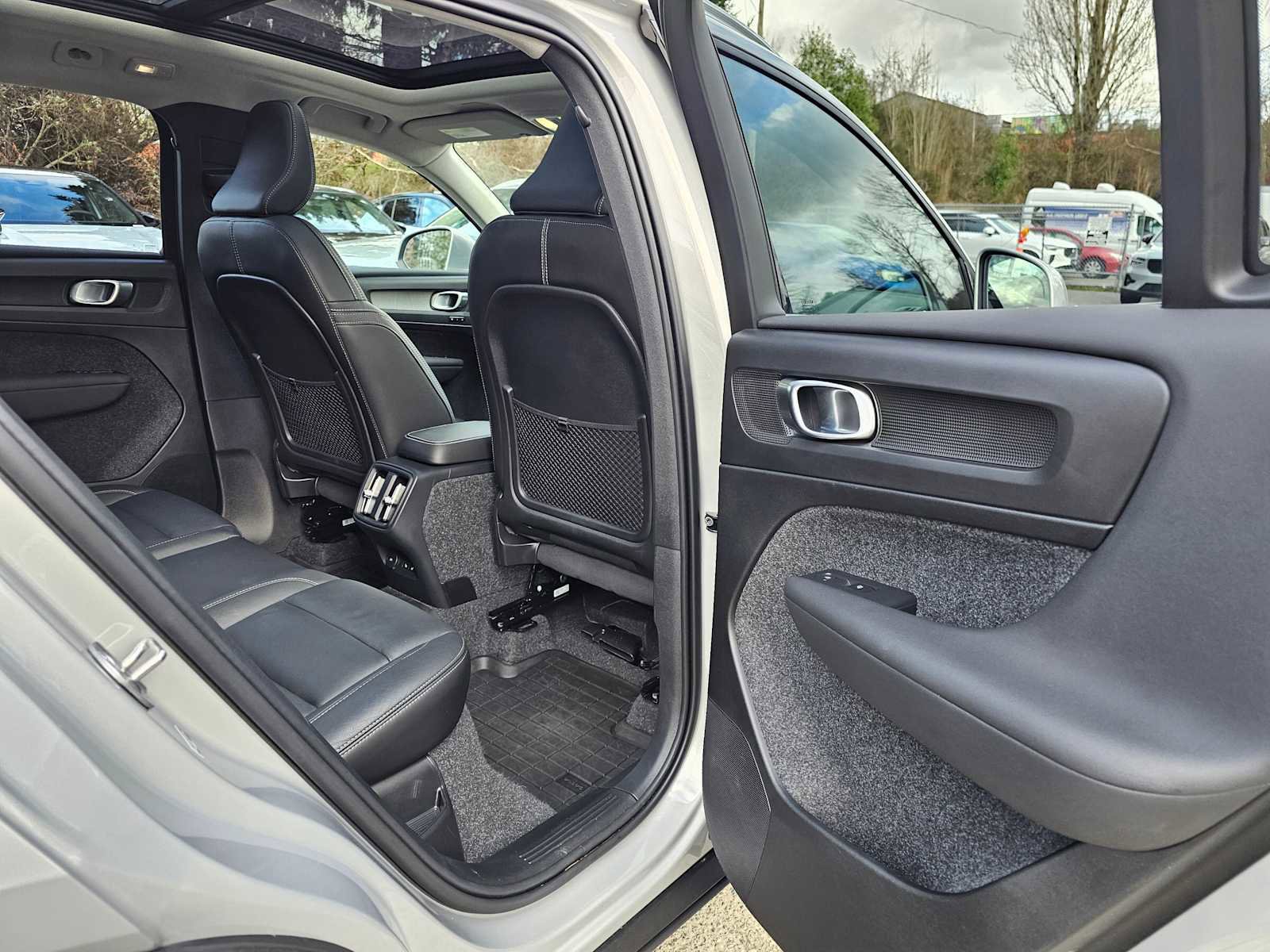 Used 2025 Volvo XC40 B5 Plus w/ Climate Package AWD/4WD image 15