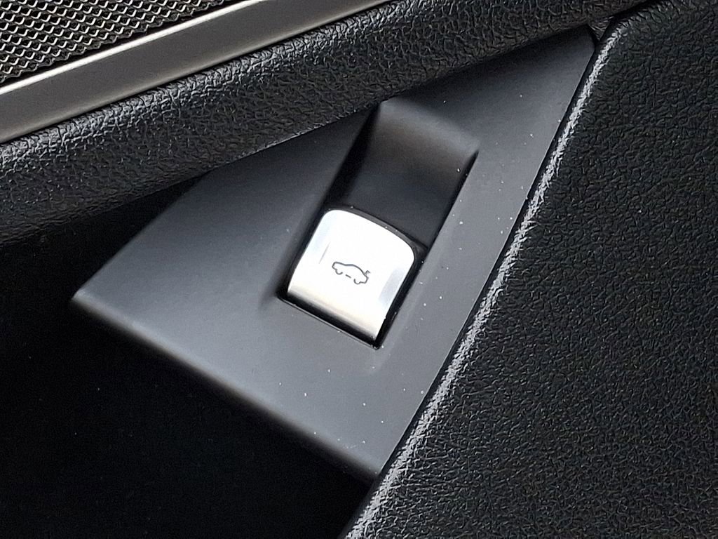 Used 2019 BMW 750i w/ Luxury Rear Seating Package image 28