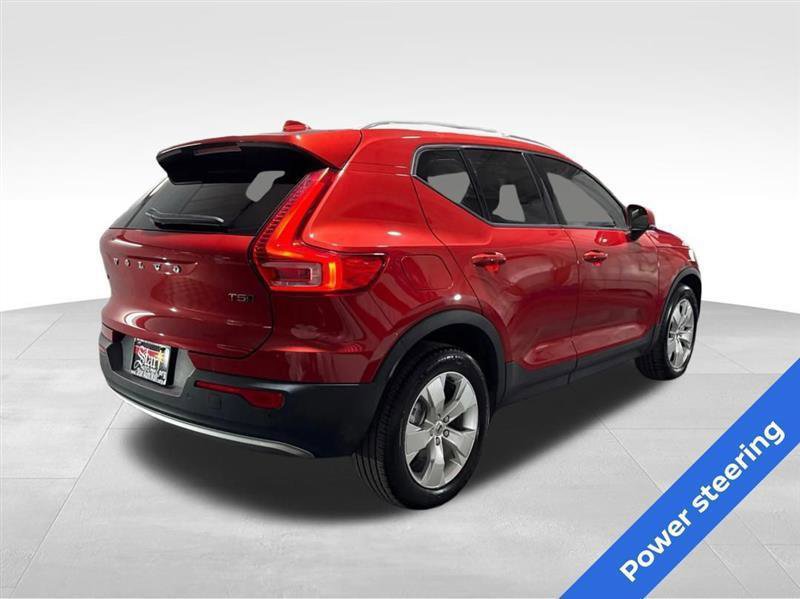 Used 2021 Volvo XC40 T5 Momentum image 5