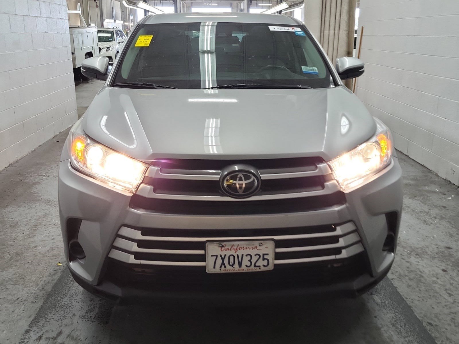 Used 2017 Toyota Highlander LE w/ Carpet Mat Package FWD image 2