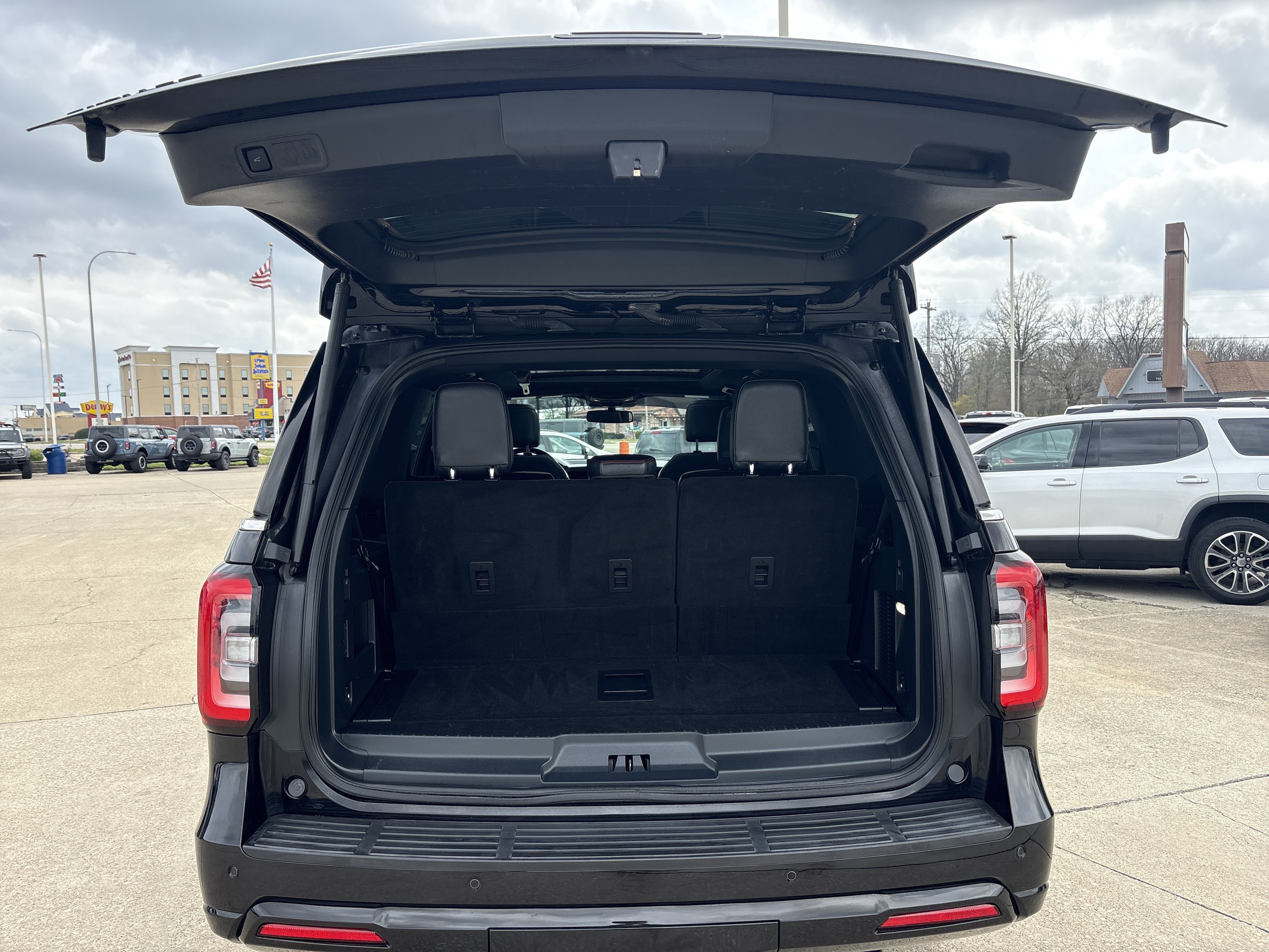 Used 2023 Ford Expedition Limited AWD/4WD image 4