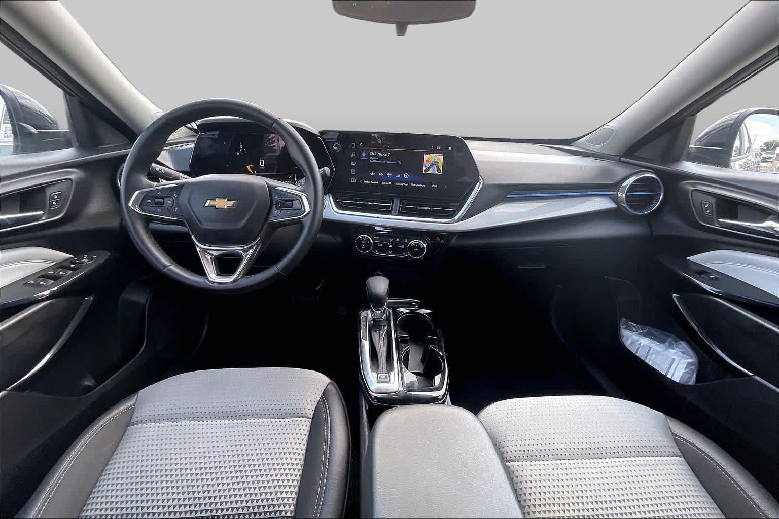 Used 2025 Chevrolet Trax LT w/ LT Convenience Package FWD image 15