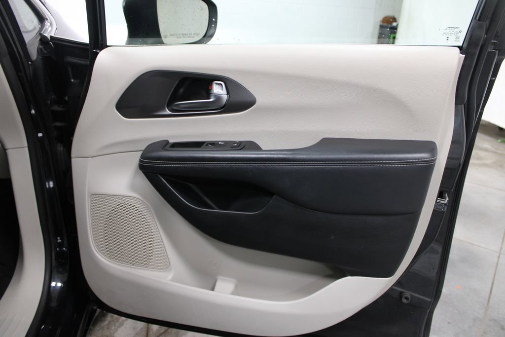 Used 2023 Chrysler Pacifica Touring-L FWD image 35