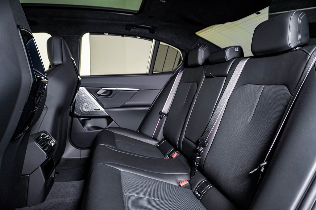 Used 2026 BMW M5 w/ Executive Package image 24