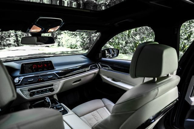 Used 2022 BMW 750i xDrive w/ Autobahn Package AWD/4WD image 17