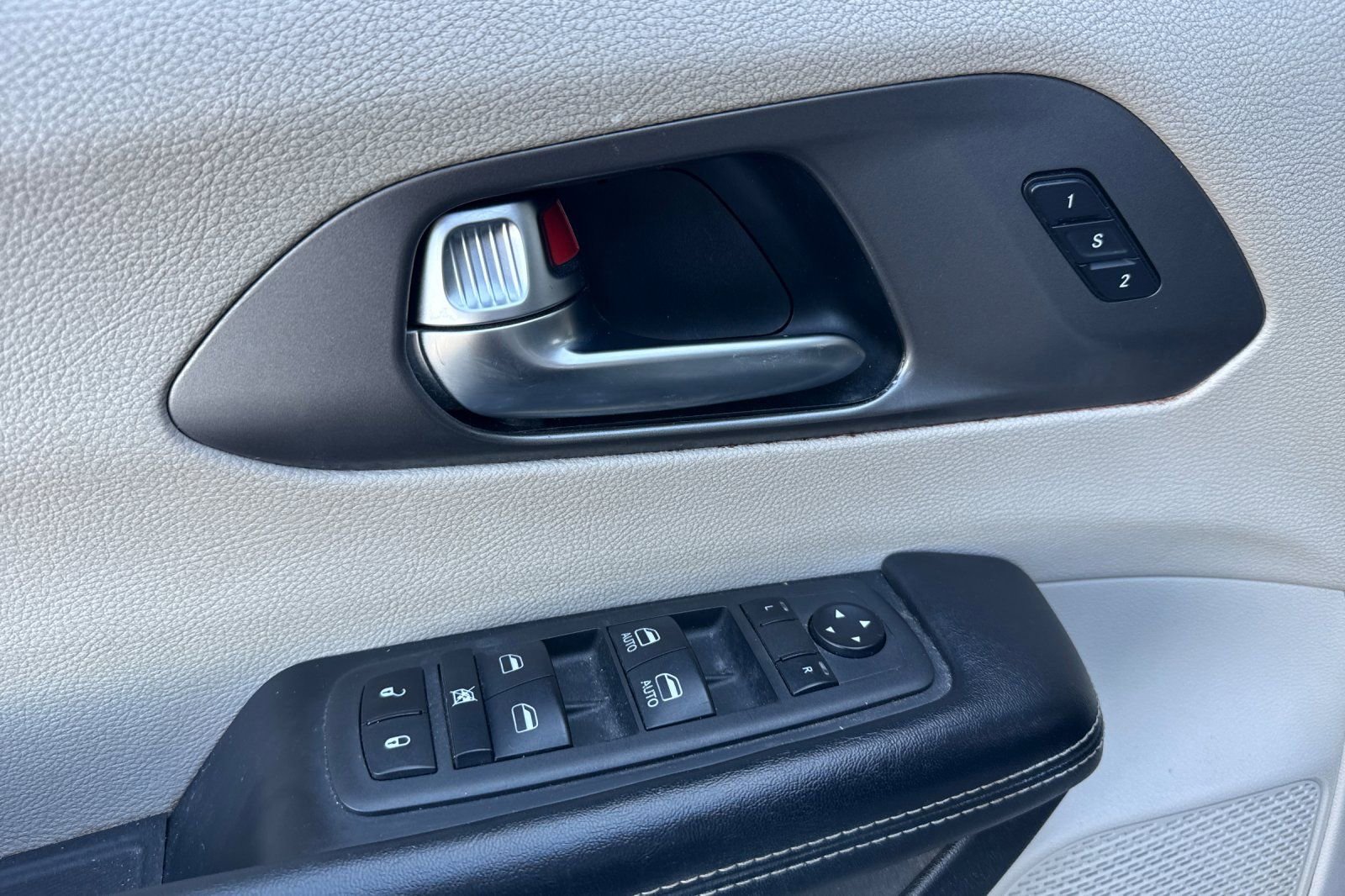 Used 2022 Chrysler Pacifica Touring-L image 12