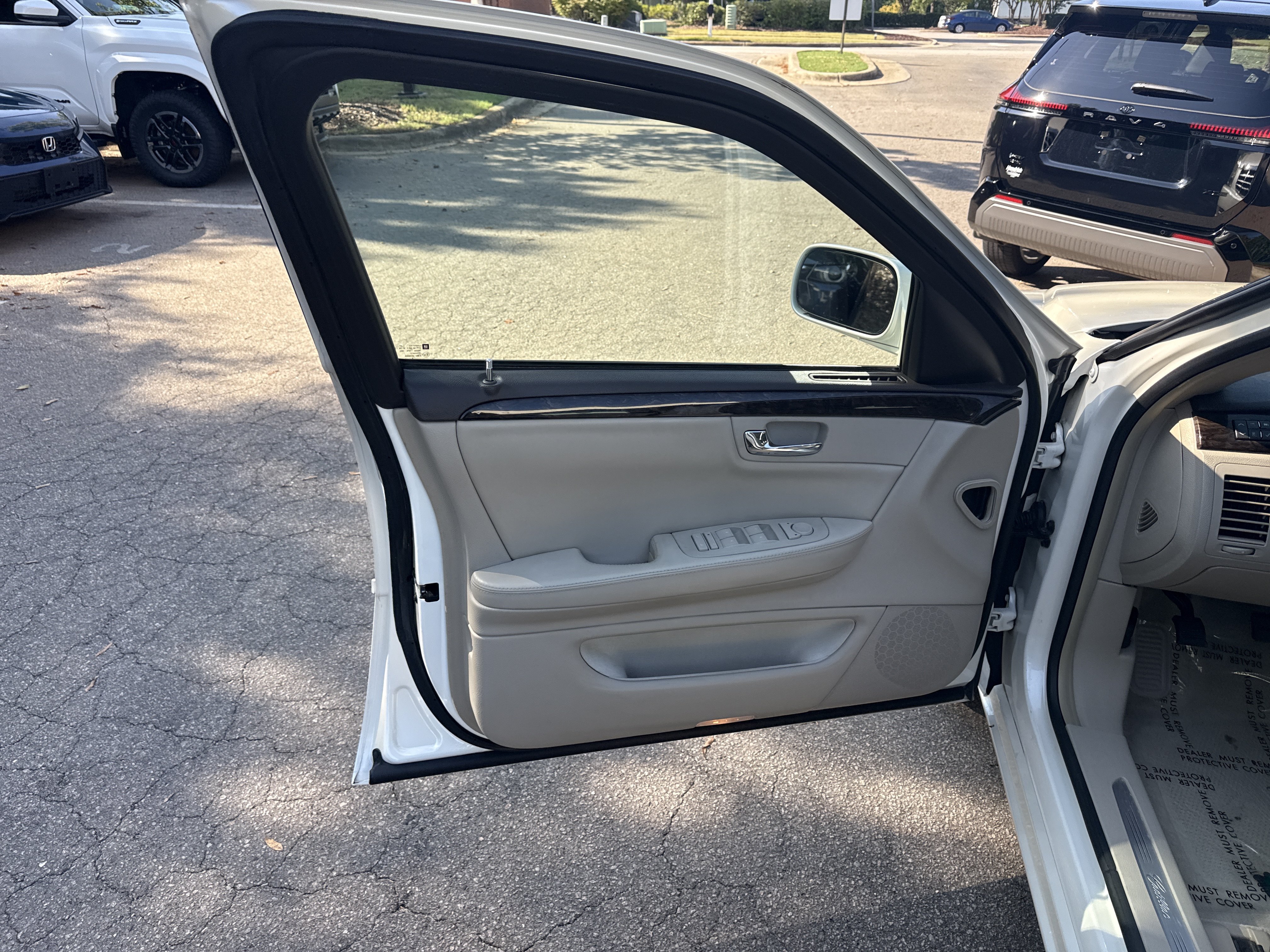 Used 2009 Cadillac DTS w/ Trunk Convenience Package FWD image 12