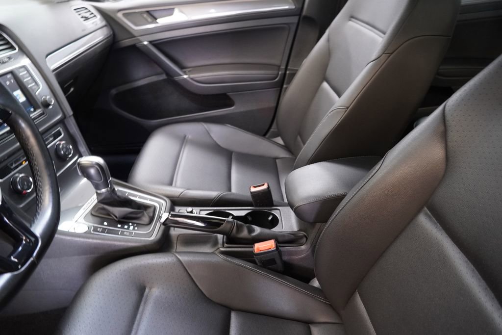 Used 2017 Volkswagen Golf Alltrack image 8