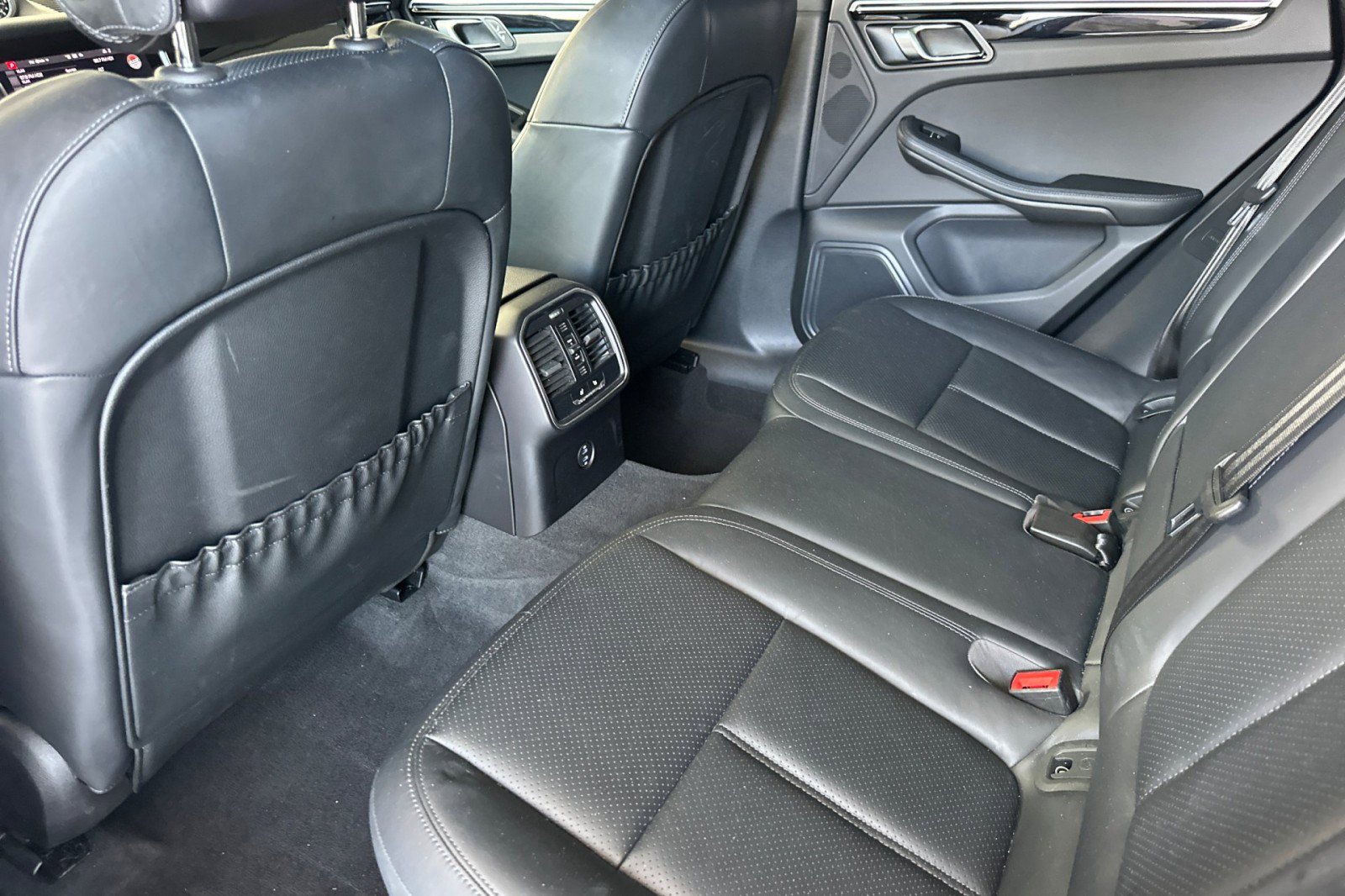 Certified 2024 Porsche Macan image 13