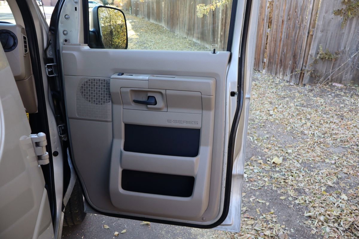 Used 2009 Ford E-350 and Econoline 350 Super Duty Wagon image 28