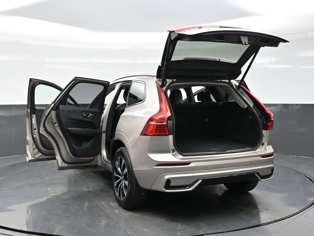 Used 2025 Volvo XC60 B5 Plus image 38