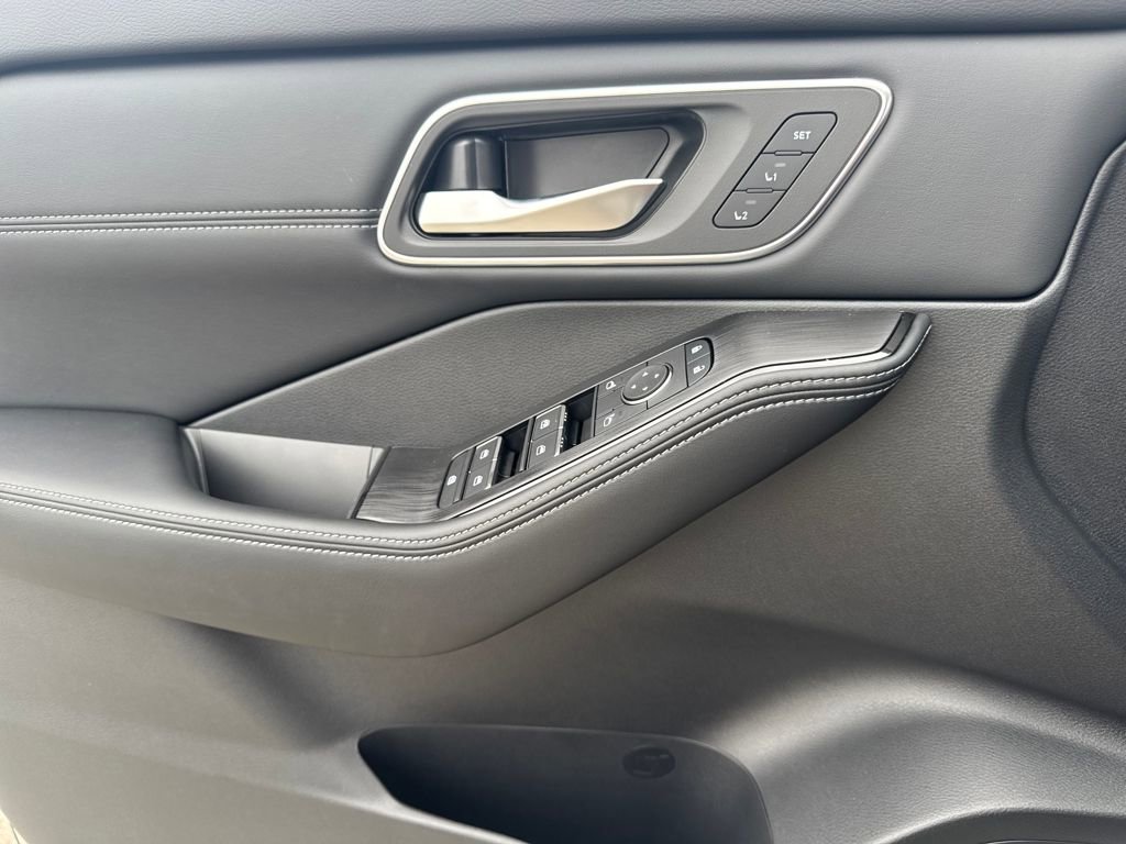 New 2026 Nissan Rogue Platinum image 17