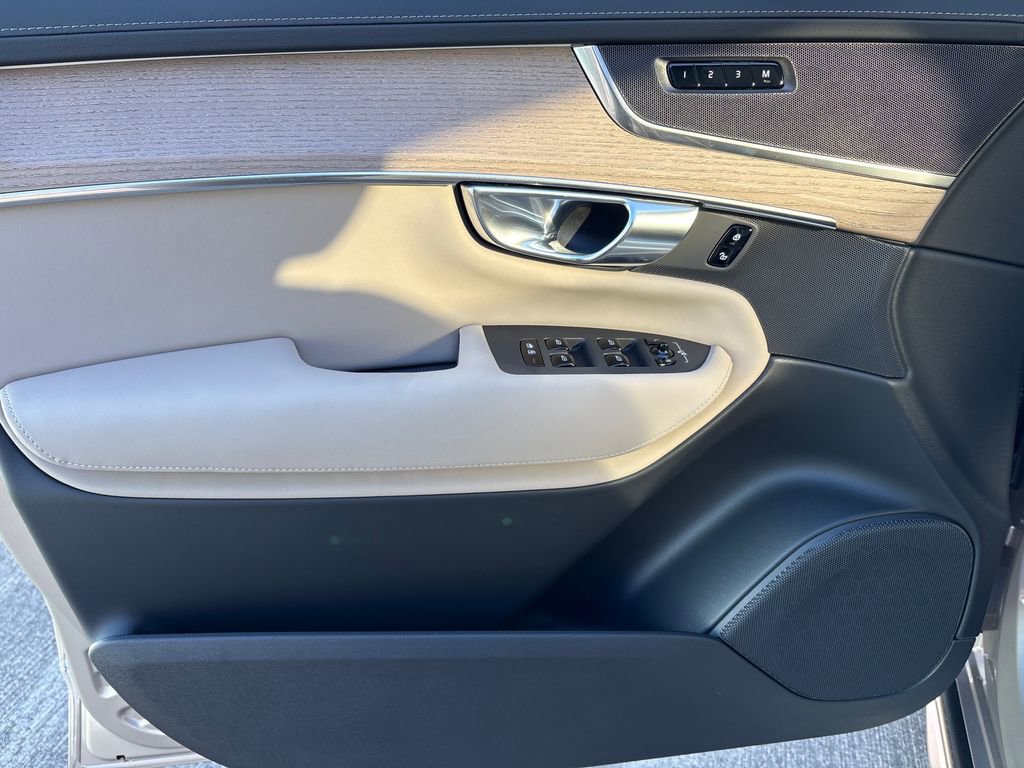 New 2026 Volvo XC90 T8 Core image 8