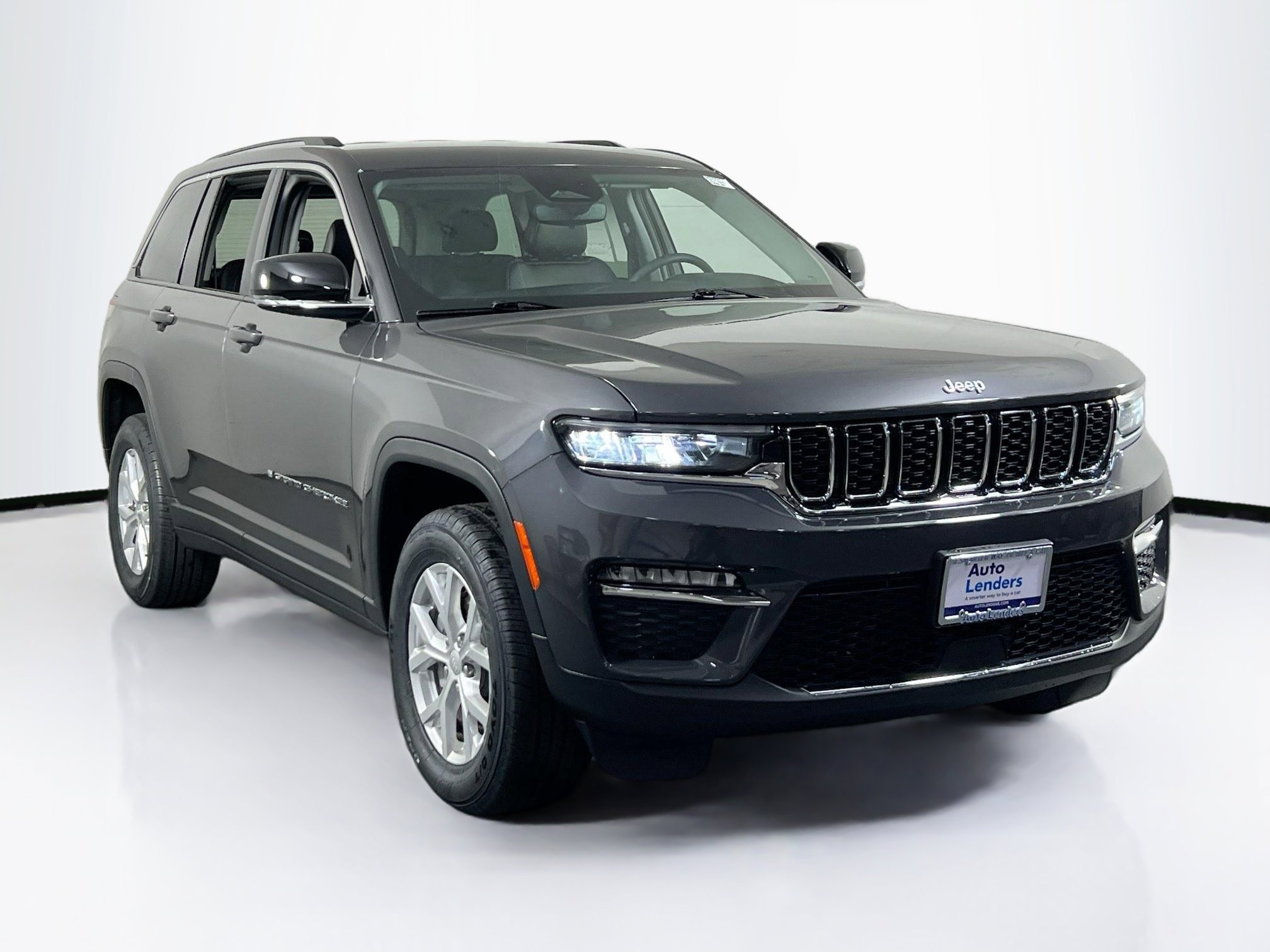 Used 2023 Jeep Grand Cherokee Limited image 3