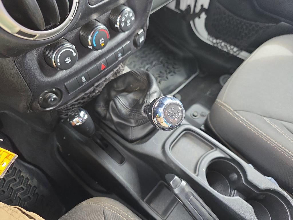 Used 2017 Jeep Wrangler Unlimited Rubicon w/ Connectivity Group image 27