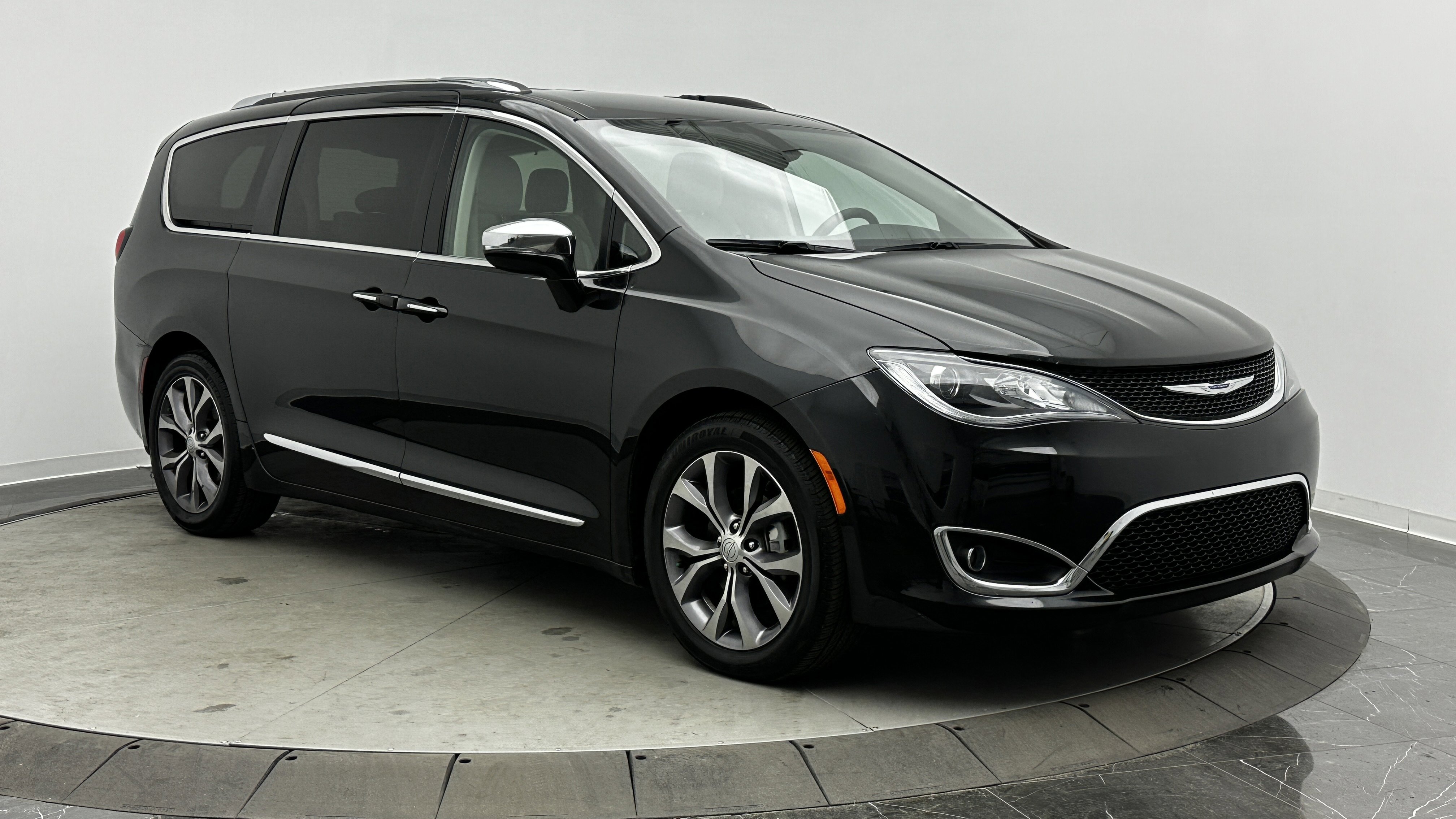 Used 2019 Chrysler Pacifica Limited image 3