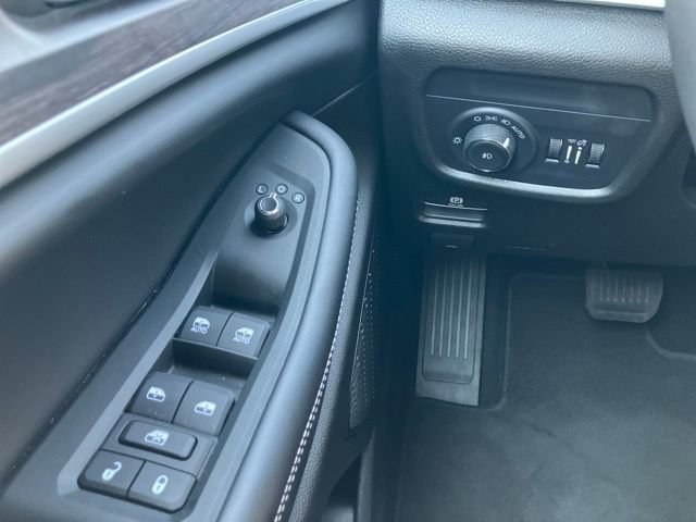 Used 2025 Jeep Grand Cherokee Limited AWD/4WD image 16