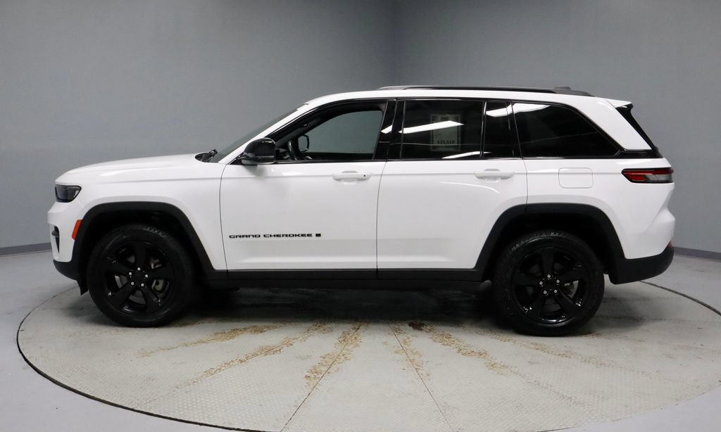 Used 2024 Jeep Grand Cherokee Altitude AWD/4WD image 8