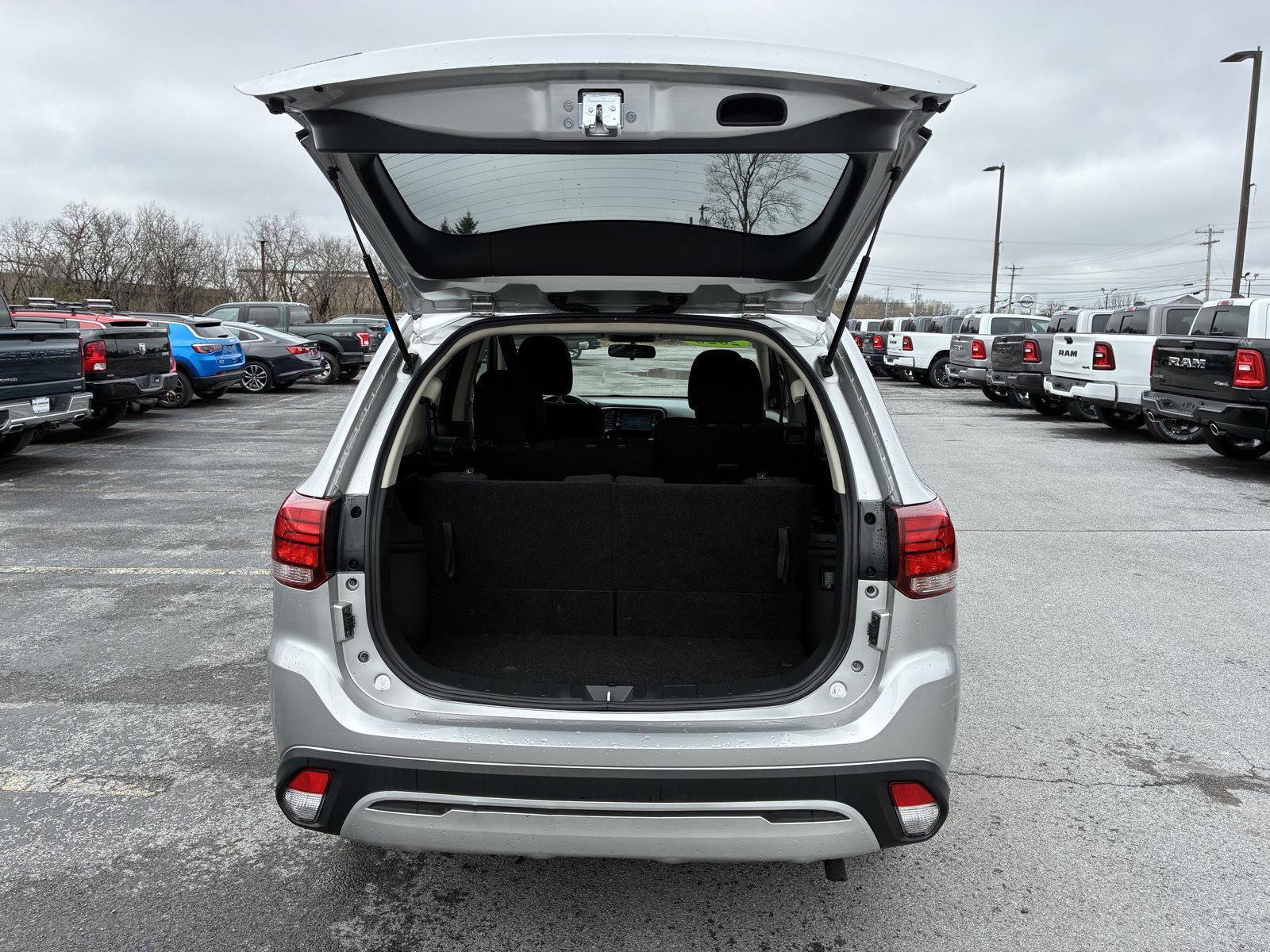 Used 2020 Mitsubishi Outlander SE image 9