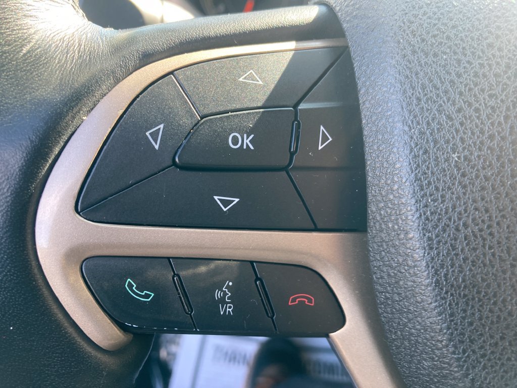 Used 2016 Jeep Cherokee Limited AWD/4WD image 38