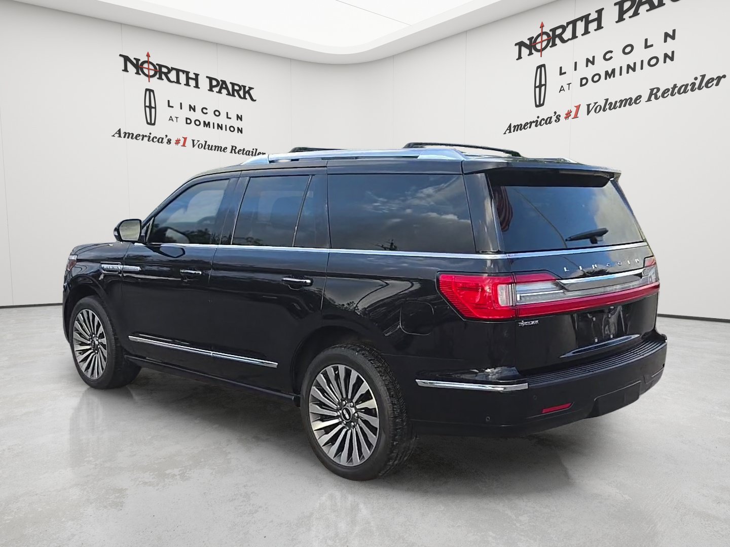 Used 2021 Lincoln Navigator Reserve w/ Luxury Package RWD image 3