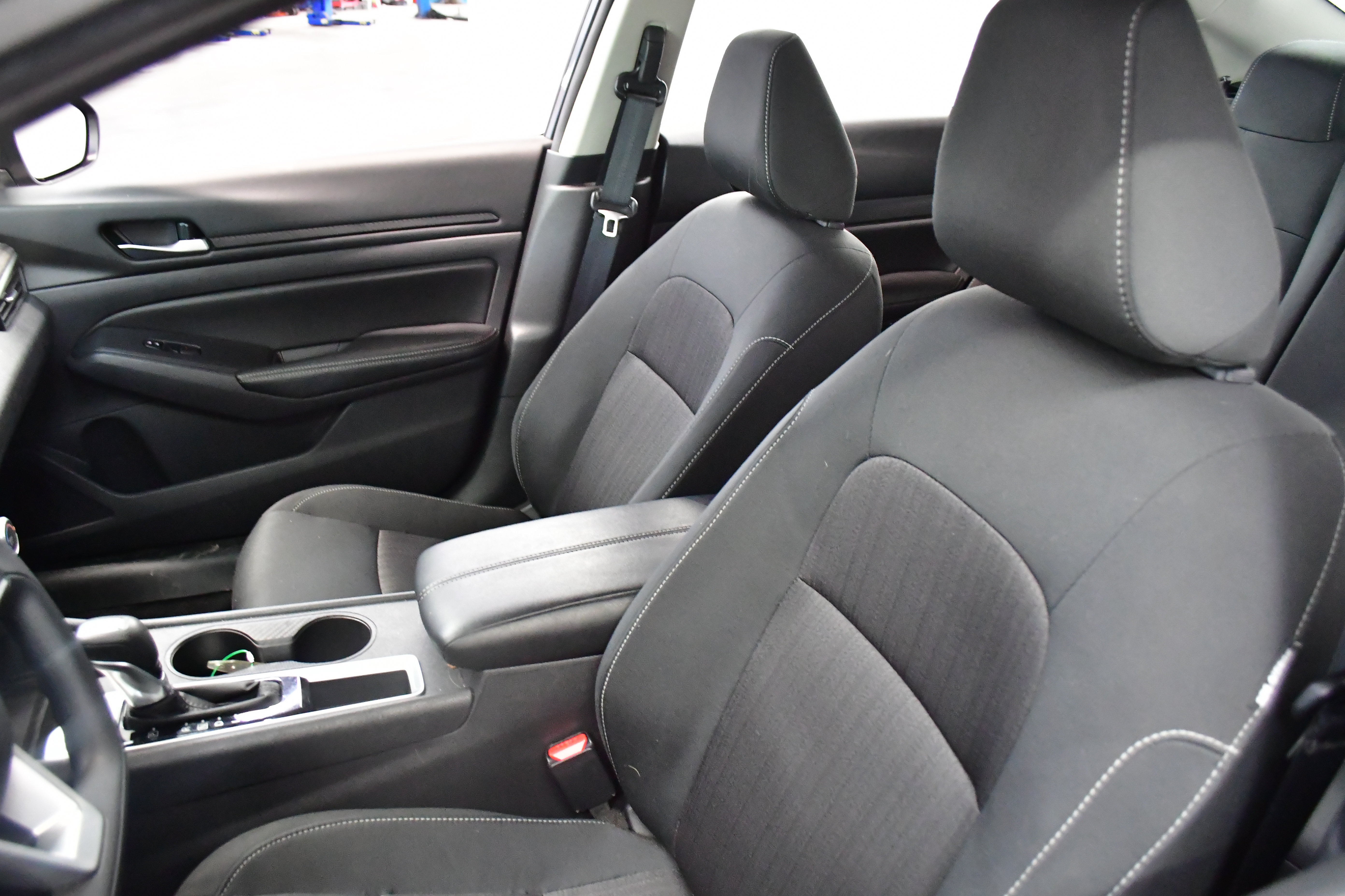 Used 2025 Nissan Altima 2.5 SV FWD image 9