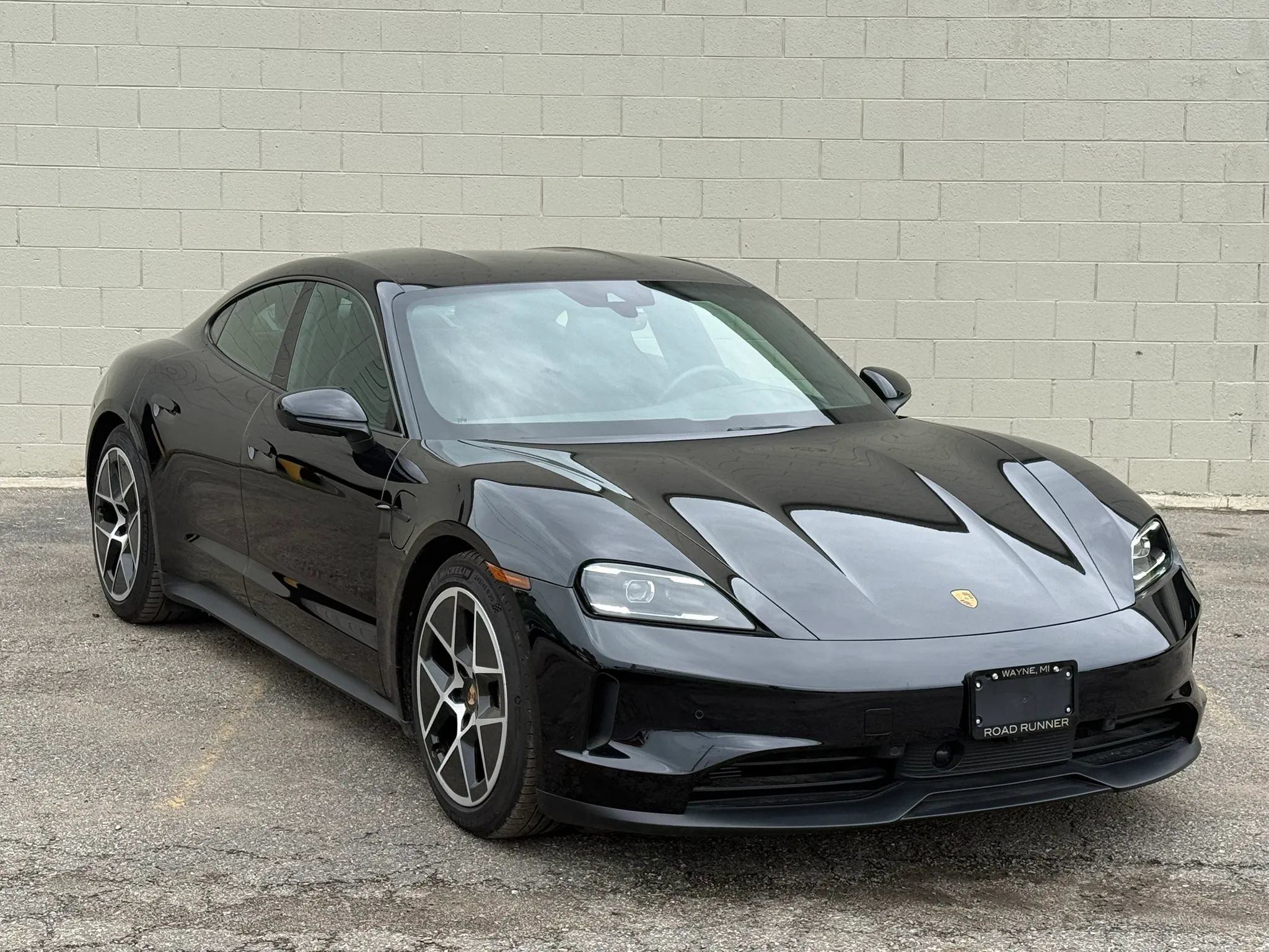 Used 2025 Porsche Taycan RWD image 18