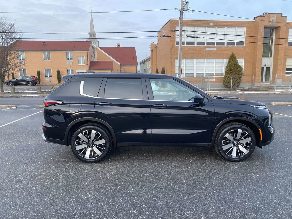 New 2026 Mitsubishi Outlander SE image 4