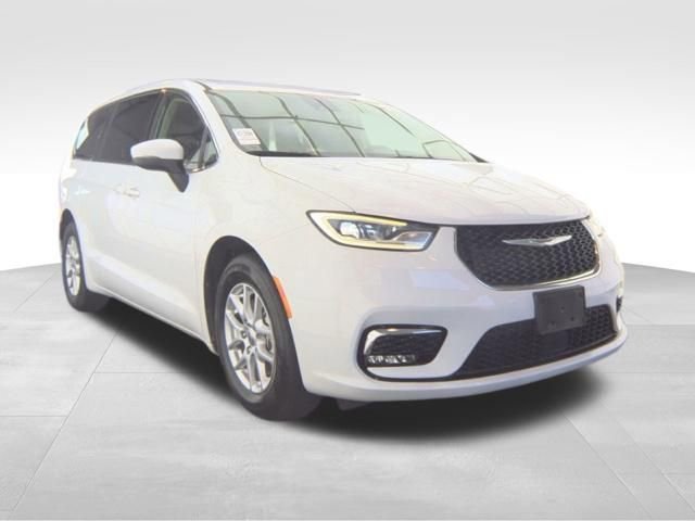 Used 2023 Chrysler Pacifica Touring-L FWD image 4