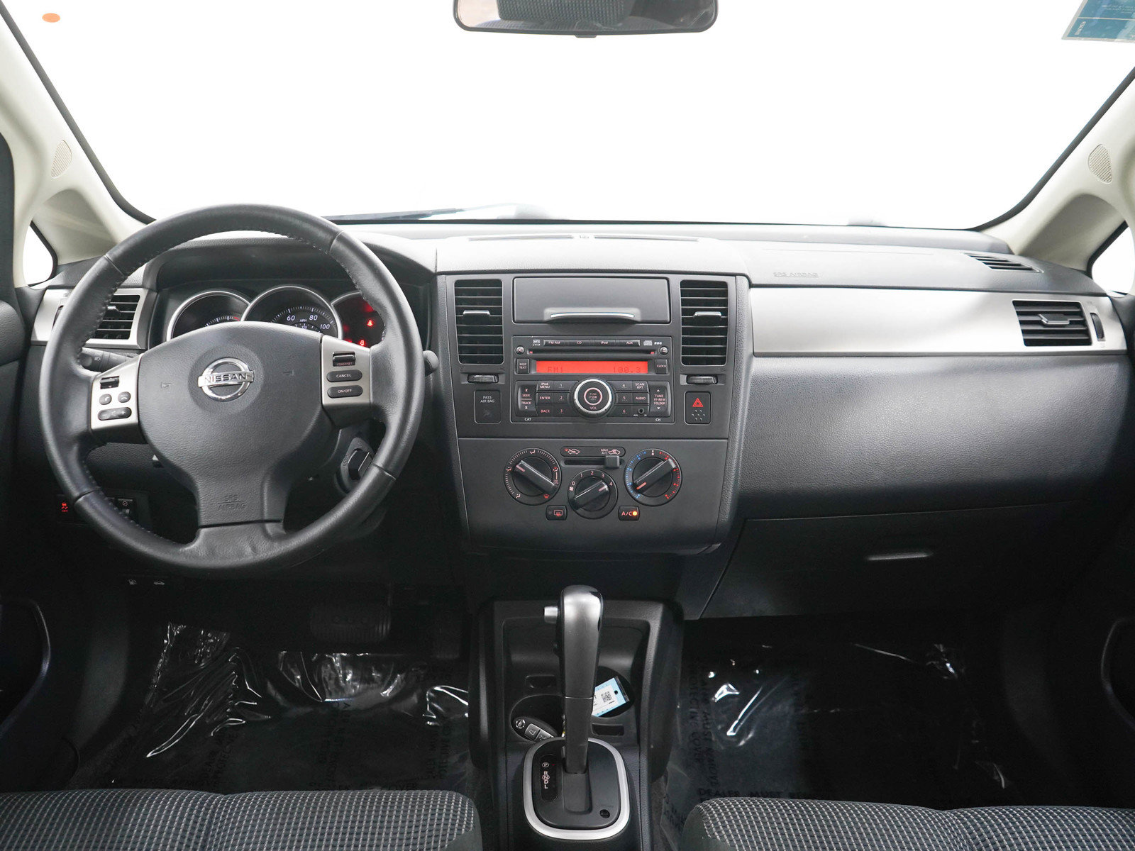 Used 2011 Nissan Versa Hatchback w/ Premium Pkg FWD image 14