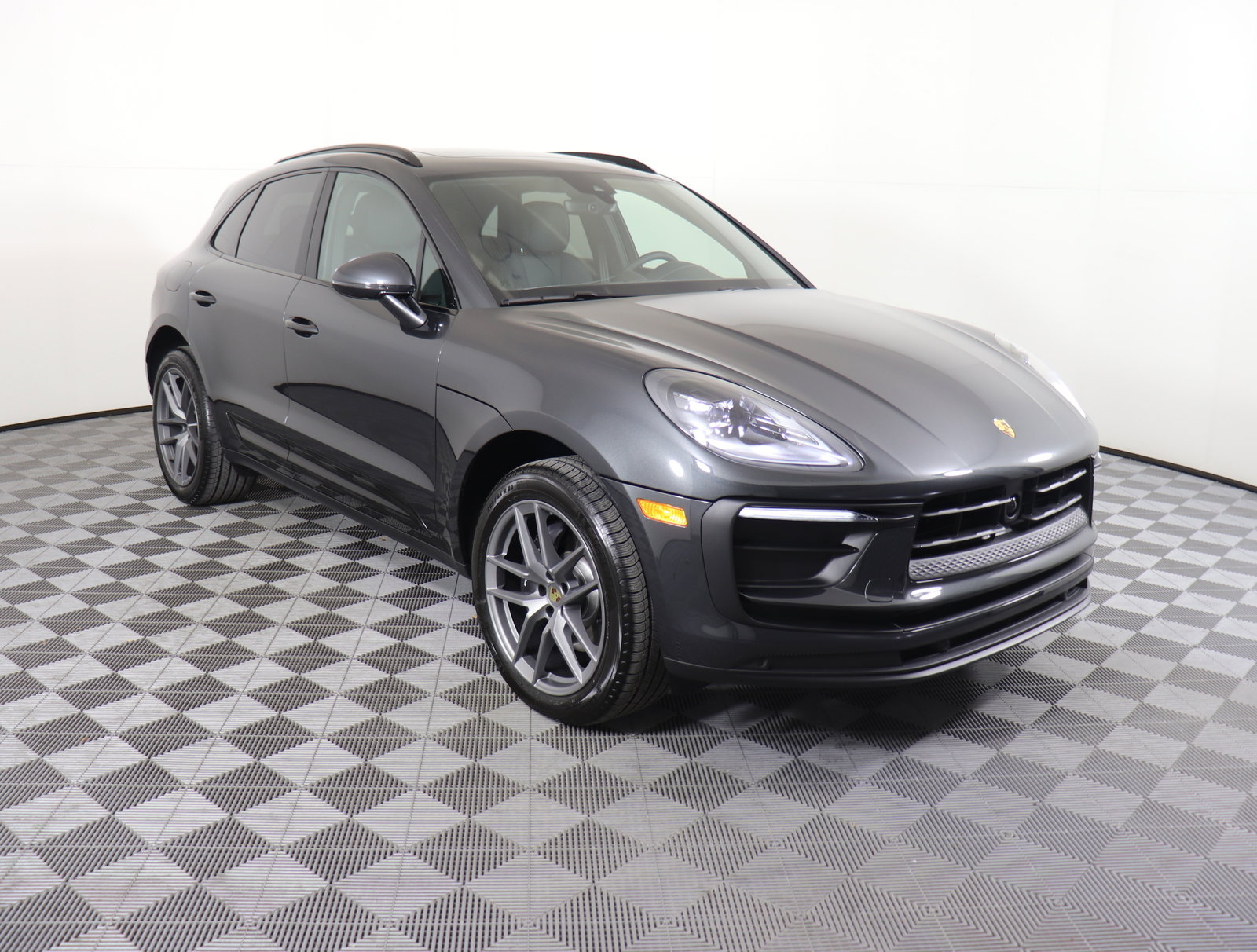 Used 2025 Porsche Macan image 7