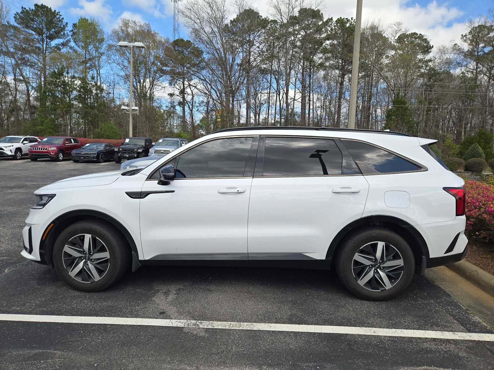 Used 2022 Kia Sorento EX w/ Panoramic Sunroof Package FWD image 4