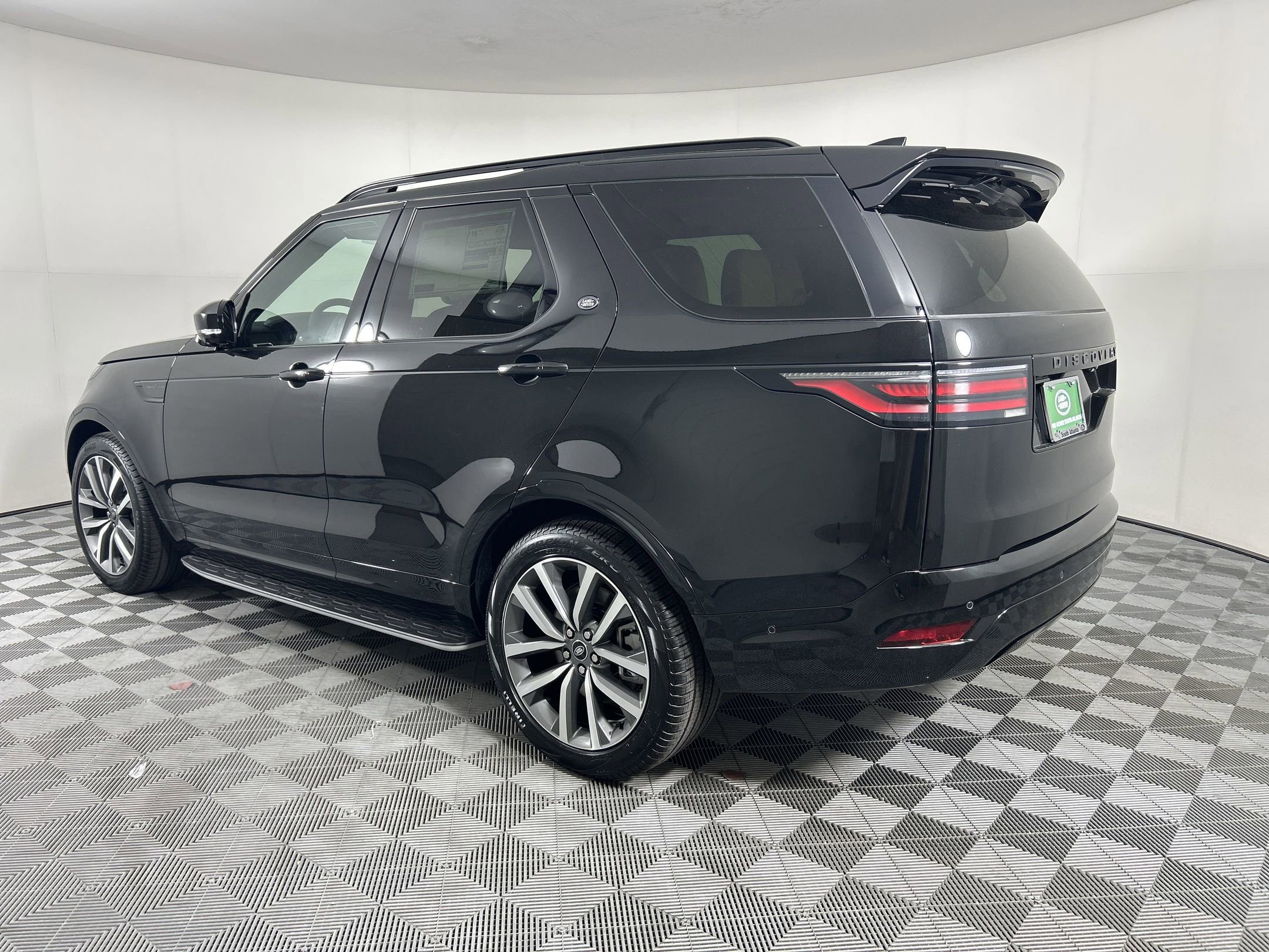 New 2025 Land Rover Discovery Dynamic SE image 3