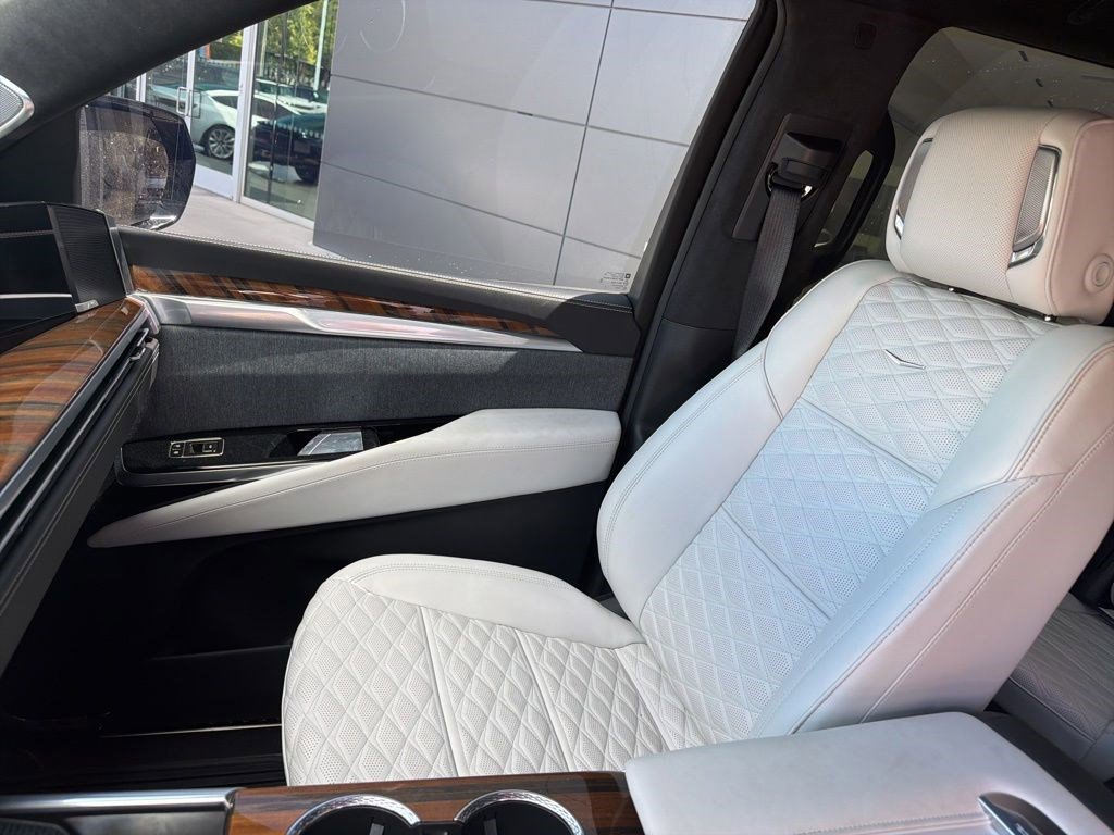 Used 2025 Cadillac Escalade Sport Platinum w/ LPO, ONYX Package AWD/4WD image 17