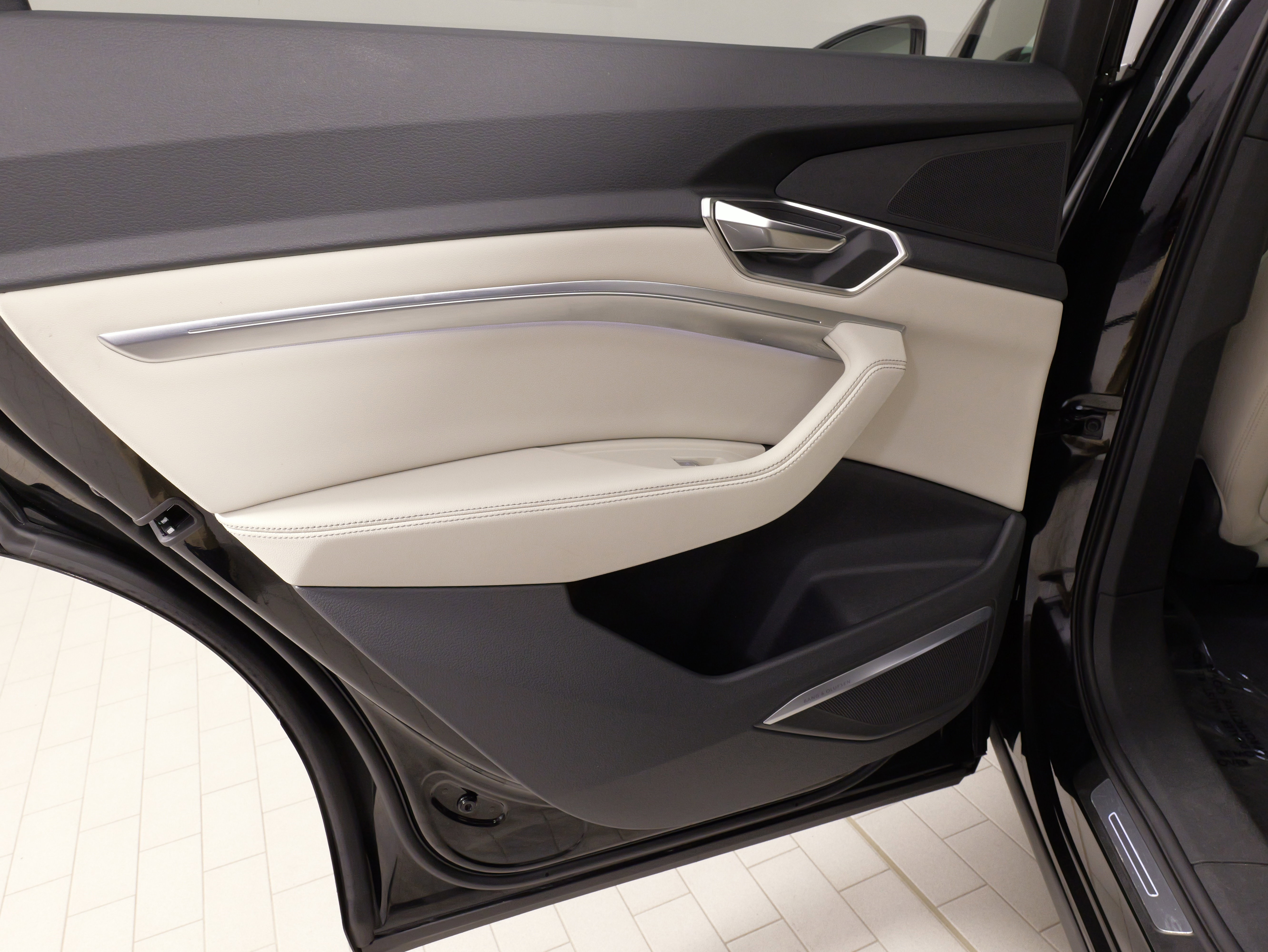 Used 2024 Audi Q8 e-tron Premium Plus w/ Premium Plus Package image 32