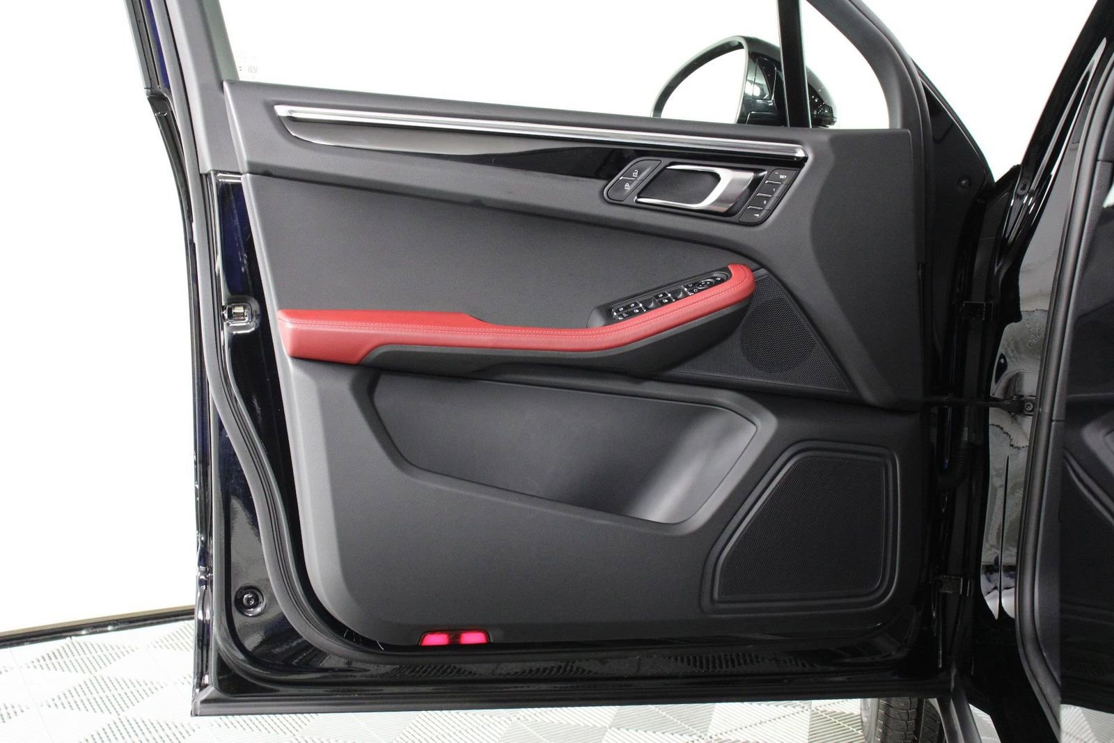 Certified 2025 Porsche Macan image 20