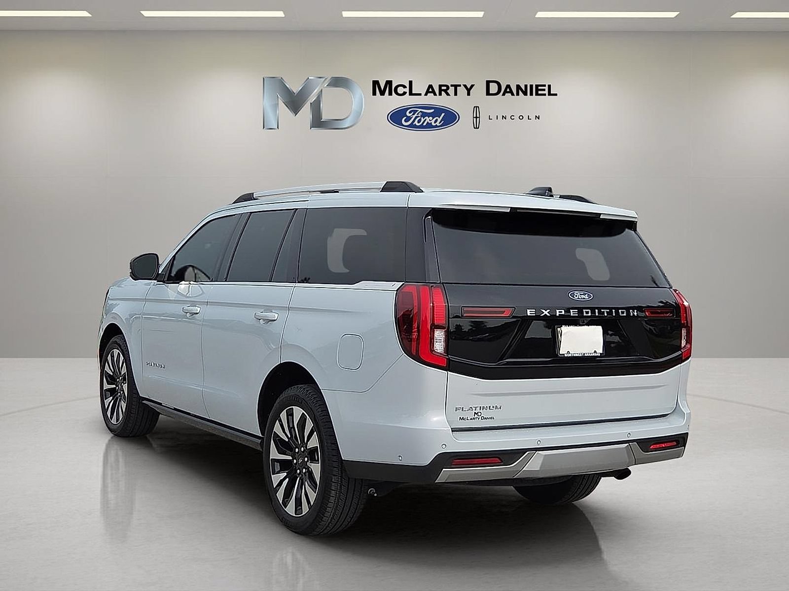 Used 2025 Ford Expedition Platinum w/ Driver's Package AWD/4WD image 4