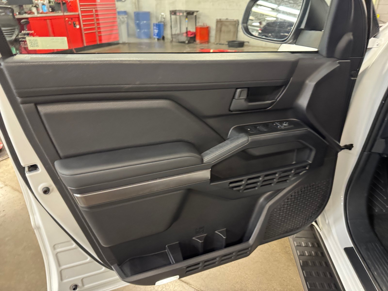 Certified 2025 Toyota 4Runner SR5 AWD/4WD image 13