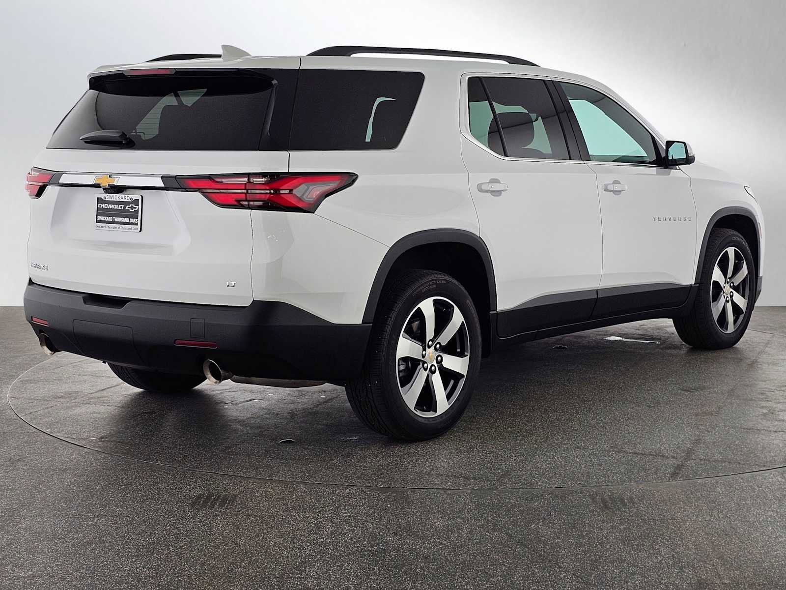 Used 2023 Chevrolet Traverse LT w/ LT Premium Package FWD image 3
