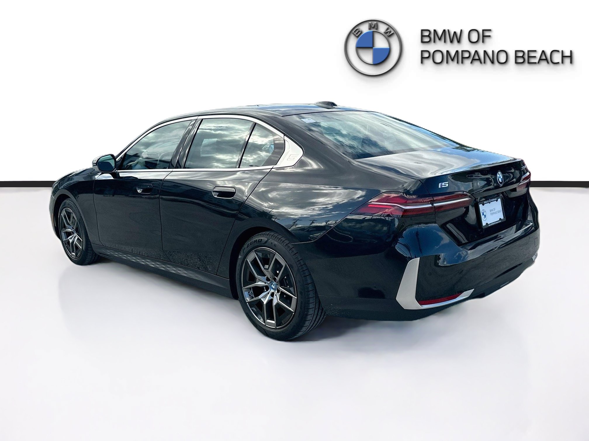 Used 2025 BMW i5 xDrive40 w/ Premium Package AWD/4WD image 5