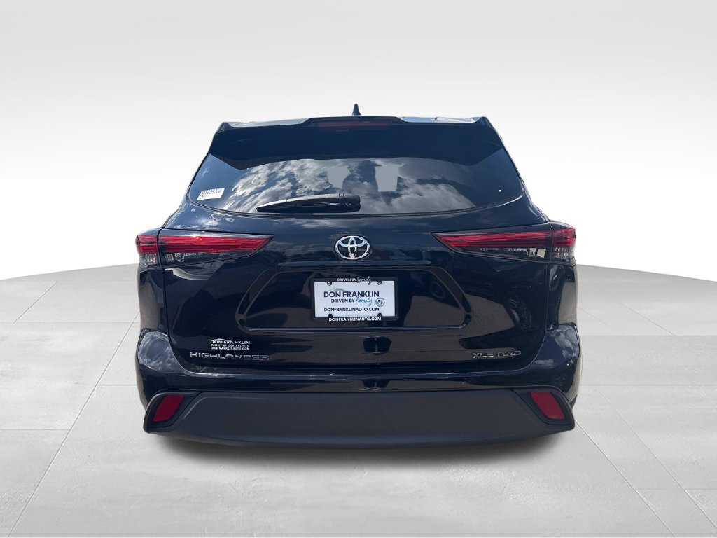 Used 2021 Toyota Highlander XLE AWD/4WD image 4