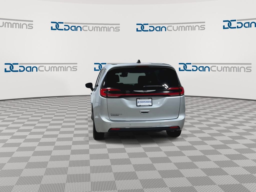 Used 2024 Chrysler Pacifica Touring-L image 8