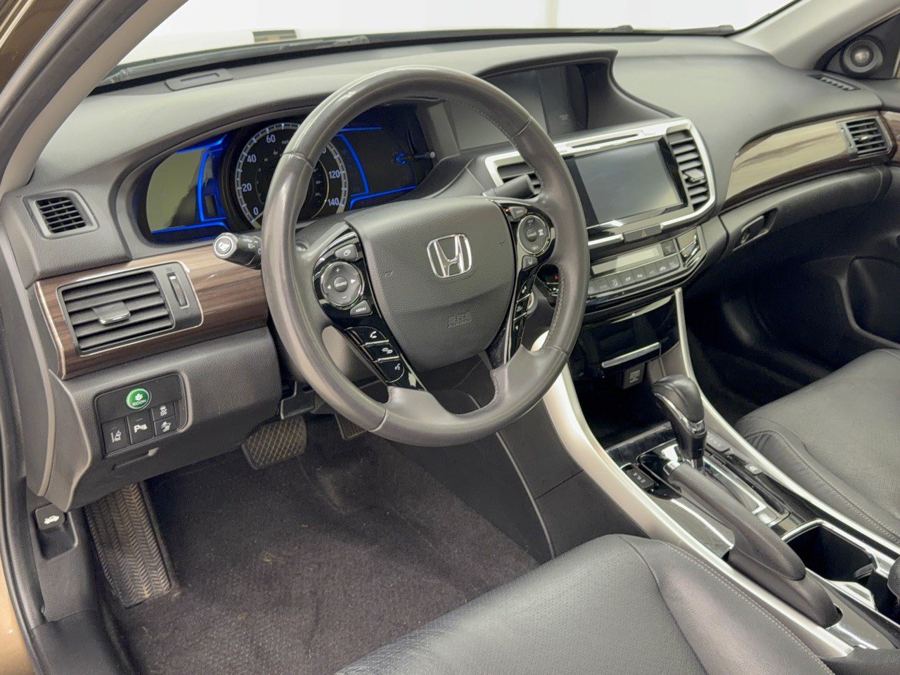 Used 2017 Honda Accord Touring image 4