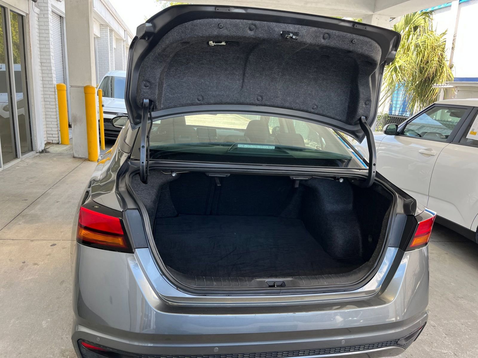 Used 2025 Nissan Altima 2.5 SV FWD image 31